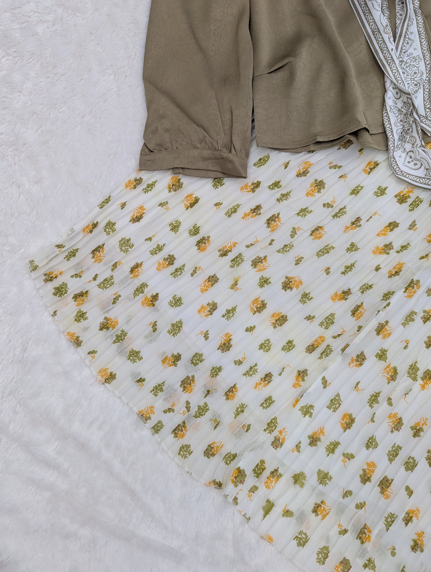 Elegant Floral Pleated Skirt Set – Chic & Trendy Look